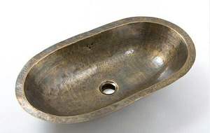 Évier en laiton artisanal pour la conception de salles de bain traditionnelles, mettant en valeur l'art métallique de haute qualité et l'élégance culturelle - Product Image 3