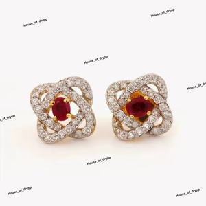 Pendientes de Botón Cuadrados de Plata con Marco de Diamantes de Moissanita Separados y Piedra Central Roja, Elegantes y Lujosos - Product Image 2