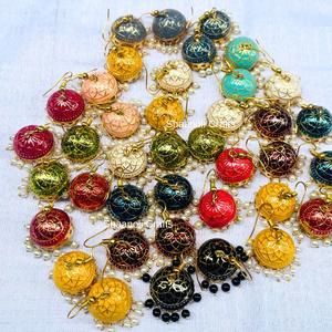 Boucles d'oreilles pendantes en laiton Meenakari, chandelier, faites à la main, émail traditionnel, jhumka pour femmes, bijoux en laiton élégants de style indien - Product Image 1