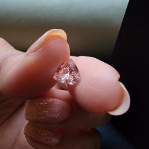 Magnifique diamant de laboratoire cultivé en CVD de 1,0 carat, de qualité supérieure, de couleur rose fantaisie, taille trillion, certifié IGI, article de luxe en vente - Product Image 2
