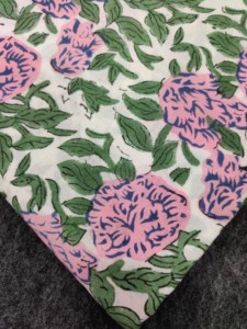 Tissu en coton indien fait à la main avec imprimés floraux bloqués à la main et travaux de broderie pour textiles de maison et chemises - Product Image 3