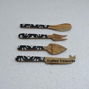 ชุดเครื่องตัดชีสไม้พร้อมพิมพ์เคลือบบนมือจับชุดสี่ชิ้นในครัวโรงแรมชีสเครื่องมือตัดชีสโลโก้ที่กำหนดเอง - Product Image 1