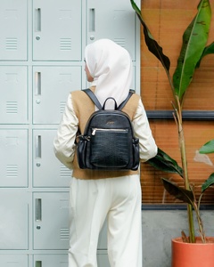 Sac à dos moderne pour femme en cuir de croco et cuir synthétique avec fermeture éclair et intérieur organisé - Product Image 3