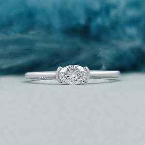 Bague de fiançailles ovale en or blanc certifiée IGI East West avec diamant - Product Image 1