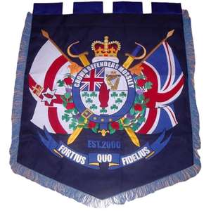 Ceci est une bannière cérémonielle pour la fanfare des « Défenseurs de la Couronne » de Mossley, qui est liée à l'loyalisme d'Ulster. - Product Image 1