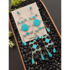 Boucles d'oreilles pendantes Zuni faites à la main en turquoise de Kingman et argent sterling, design géométrique - Product Image 3