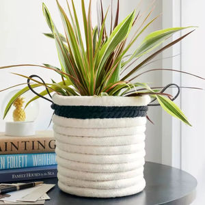 Macetero Minimalista de Macramé para Decoración de Interiores Modernos, que Mejora el Espacio Vertical con la Belleza de las Plantas Verdes - Product Image 1