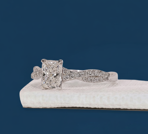 Bague de fiançailles pour femme en or blanc 14 carats plaqué rhodium, diamant de laboratoire taille coussin 1,15 carat, VVS2 F, certifié IGI, vente en gros - Product Image 2