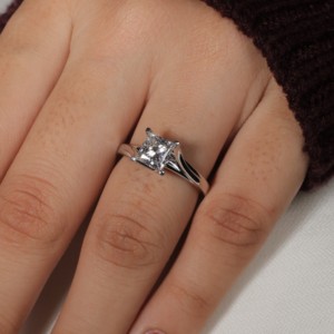 Anillo de compromiso clásico de 1,45 quilates LAB Diamond Solitaire Princess Cut Rose Gold Metal Wet 3,98 banda de boda de moda aleación - Product Image 5