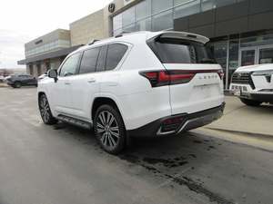 รถ SUV หรูหรา LEXUS LX 600 ปี 2024 ระบบขับเคลื่อนสี่ล้อ (AWD) สภาพดีเยี่ยม ใช้งานน้อยมาก - Product Image 2