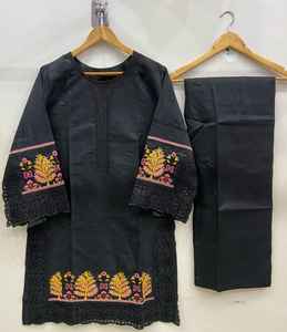 Trajes de pantalón Kurti bordados con estampado floral confeccionado de red Khadi de algodón de talla grande para mujer - Product Image 3