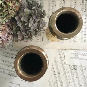 Vase floral en métal élégant pour la décoration moderne de la maison et un arrangement floral époustouflant avec des détails artistiques - Product Image 5