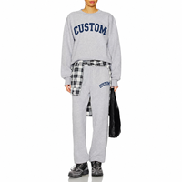 Conjunto de Sudadera y Pantalones Deportivos Personalizados para Mujer, Color Gris Jaspeado, Bordado, con Estampado de Arco Colegial y Letras Azul Marino, Cuello Redondo, Tejido de Algodón
