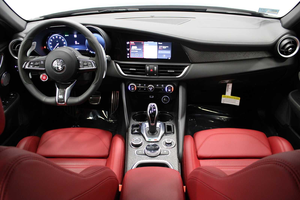 Nuevo Alfa Romeo Giulia Quadrifoglio 2024, Volante a la Izquierda, Asientos de Cuero, Interior Claro, Techo Panorámico - Product Image 5