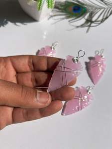 Collar con Colgante de Punta de Flecha de Cristal Envuelto en Alambre Plateado de Moda, Amuleto de Cuarzo Rosa Natural Tallado a Mano - Product Image 3