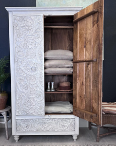 Armoire en manguier sculptée à la main - Product Image 1