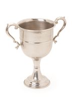 Nouveau trophée en métal au design élégant avec finition antique pour les événements collégiaux et les activités sportives
