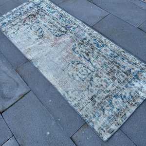 Alfombra Turca Vintage, Alfombra de Pasillo de 2.4x6 pies, Alfombra Floral Azul y Blanca - Product Image 4