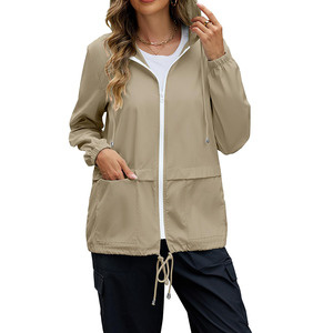 Veste de randonnée imperméable à capuche en tissu polyester de qualité supérieure, couleur et taille personnalisées, design populaire, combinaison de pluie pour femmes - Product Image 3