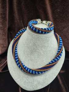 Delicado collar en capas de cuentas de cristal hecho a medida para agregar un color y textura sutil a cualquier atuendo con vibraciones Boho chic. - Product Image 6