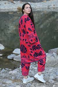 Chaqueta de Mujer de Terciopelo Bordada con Diseño Suzani Tradicional 2024, Patrón Floral, Acolchada, Técnica de Impresión en Algodón, para Otoño, Primavera e Invierno - Product Image 2