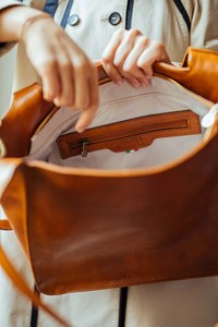 Women's Stylish 100% Full Grain Leather <b>Tote</b> <b>Bag</b> with Zipper Closure Waterproof Cowhide Shoulder <b>Bag</b> - Product Image 4