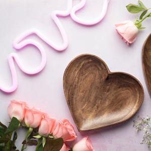 Belles assiettes en bois d'acacia en forme de coeur pour mariage plat à dessert en bois fait à la main fabriqué au Vietnam - Product Image 3