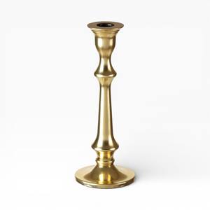 Porte-bougie unique en métal doré élégant avec un design tourné lisse pour un style luxueux - Product Image 1