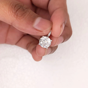 เพชรทรงบริลเลียนต์ 2.20 กะรัต เพาะเลี้ยงในห้องปฏิบัติการ แบบคลาสสิก 4 ขา รับรองโดย IGI สี F ทองคำขาว 14K แท้ สำหรับงานแต่งงาน ของขวัญ งานเลี้ยง - Product Image 5