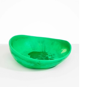 Bol de forme ovale en résine mate entièrement personnalisé de couleur verte unique avec bords de pétoncles pour soupe, salade et nourriture pour chiens - Product Image 3