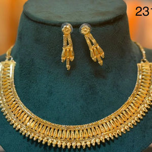 Conjunto elegante de collar y aretes de oro de 24 quilates, joyería de moda de cobre de Estilo Vintage más vendida para bodas y fiestas - Product Image 1