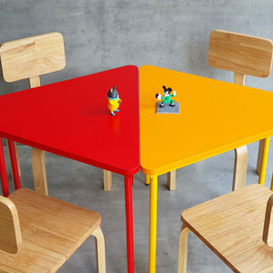 Ensemble table et chaises de maternelle au design moderne KGD041, forme trapézoïdale, en plastique confortable, avec 4 chaises pour les écoles - Product Image 3