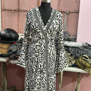 Breezy Boho Floral Maxi Dress para mujer Summer-Ready Style Perfecto para vacaciones Días de playa y trajes de noche sin esfuerzo - Product Image 1