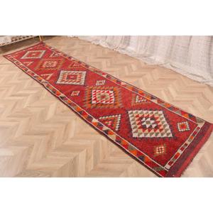 Alfombra Vintage Herki, Alfombra Turca de 2.8x11.7 pies, Alfombra de Lana con Estampado Animal Rojo - Product Image 2