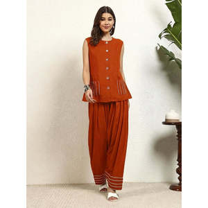 Deebaco Ensemble coordonné 2 pièces décontracté pour femme, haut sans manches en rayonne crêpe couleur tan et pantalon salwar longueur cheville, col rond, coupe ample - Product Image 5