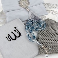 Coffret Cadeau Islamique Homme Gris : Livre Yasin, Tasbih, Tapis de Prière, Chapeau et Pochette en 4 Couleurs Damat Bohçası