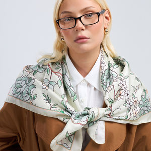 Pañuelo de Lujo de Sarga con Borde Enrollado a Mano, Estampado Floral y Botánico Vintage de Jardín, 90x90cm, Pañuelo Cuadrado para Mujer para Todas las Estaciones - Product Image 3