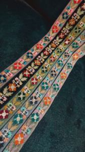 Tissu de dentelle brodée florale colorée vibrante et détaillée Motifs complexes écologiques pour chaussures haut de gamme et utilisation à la mode - Product Image 2