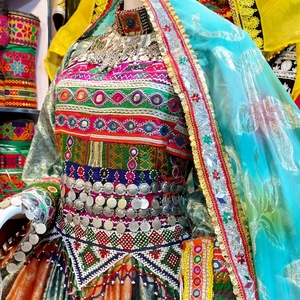 Robe brodée traditionnelle afghane pour femmes, salwar en velours afghan fait à la main avec coton de soie pour mariage ou fête - Product Image 2