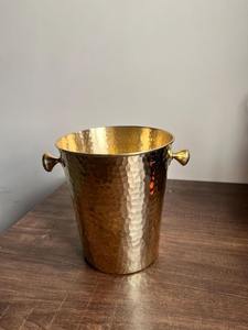 El cubo de hielo de latón duradero agrega un toque sofisticado al interior del hogar con un elegante acabado tradicional de metal dorado - Product Image 2