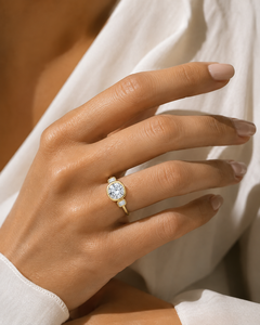 Bague de fiançailles pour femme en or 14K/18K avec trois pierres en diamant de laboratoire taille coussin et pierres latérales émeraude, certifiée IGI - Product Image 3