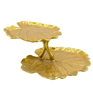 Meilleur plateau rond de luxe en métal texturé doré avec poignée en forme de feuille Plateau de service décoratif Pièce maîtresse élégante Accent de table pour la maison - Product Image 4