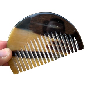 Peigne en corne de buffle naturelle sculpté à la main, de haute qualité, personnalisé, pour coiffer les cheveux, écologique, fabriqué à la main en Inde - Product Image 1