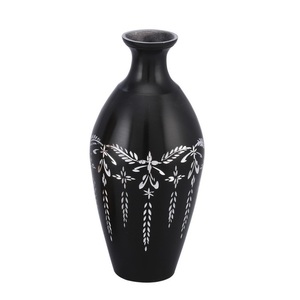 Vase à fleur en aluminium taillé en diamant avec finition de couleur noire Pot de fleur de décoration de table durable pour la décoration intérieure - Product Image 1