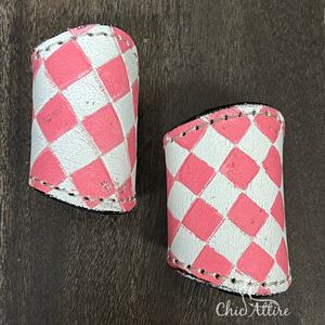 Anneau de bandana en cuir façonné à la main de style western, porte-écharpe à motif damier, design durable, manchette de bandana pour style cowboy et cowgirl - Product Image 1