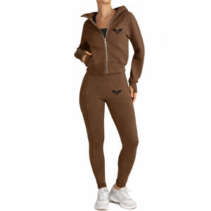 Ensemble survêtement femme personnalisé marron avec sweat à capuche zippé et leggings – Tenue de sport deux pièces ajustée – Vêtements décontractés athleisure - Product Image 1
