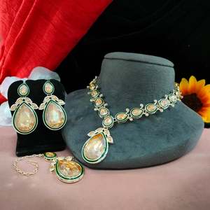 Collier pendentif Kundan non coupé serti de motifs Maang Tikka Paisley entourés de pierres Kundan non coupées scintillantes grâce sans effort - Product Image 1