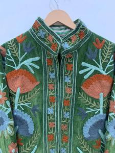 Veste courte brodée Suzani en velours à fleurs vertes Veste Bomber Suzani Broderie Manteau court pour femmes - Product Image 4