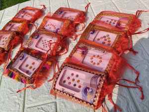 Recuerdos Decorados con Envoltura de Red para Bindi |   Paquete de Regalos Bindi para Bodas, Mehndi, Puja y Diwali |   Conjunto de Bindi de Cristal para Novia - Product Image 3