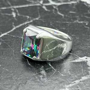 Anillo Moderno Minimalista con Topacio Místico para Hombre, Plata de Ley, Anillo de Estilo Signet con Incrustaciones de Piedras Preciosas Arcoíris, Regalo para Él - Product Image 3